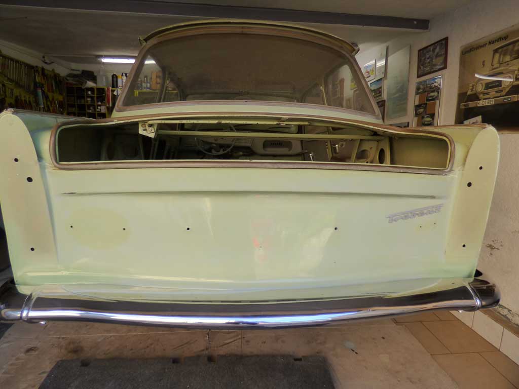 Rückansicht des Fahrzeugs Trabant 601 BJ 1964 mit demontierten Rückleuchten.