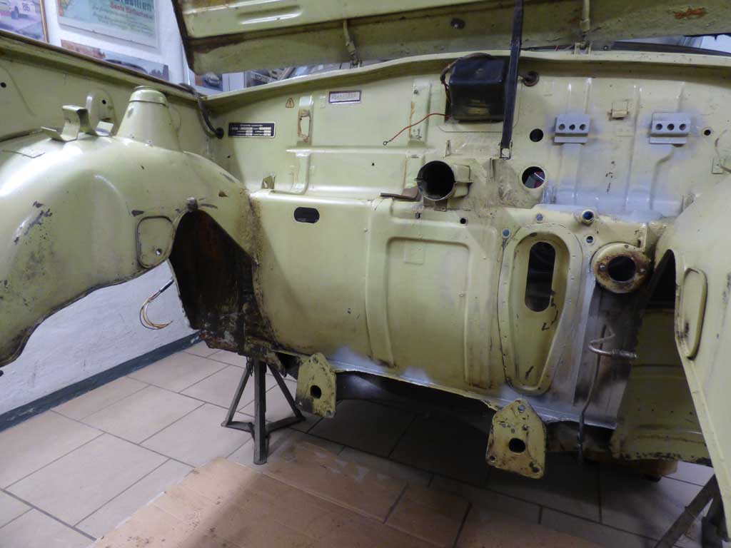 Ausgebauter Motor im Rahmen der Restaurierung.