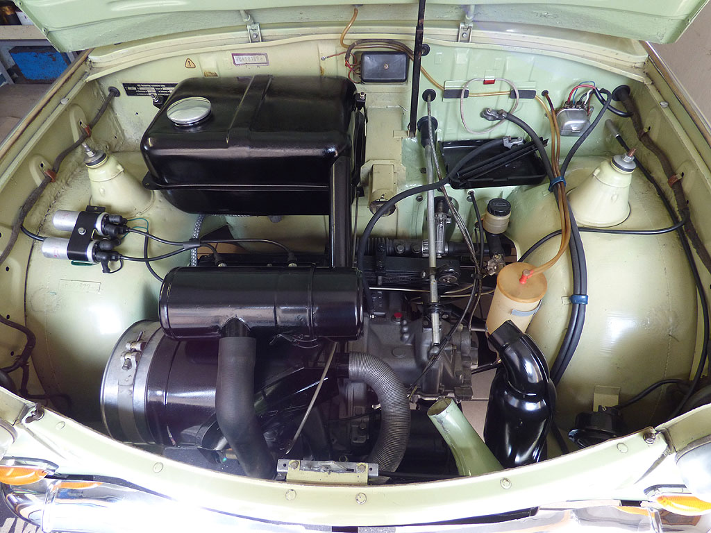 Ansicht des Motorraums der Trabant 601 Limousine BJ 1964 nach der Restaurierung.