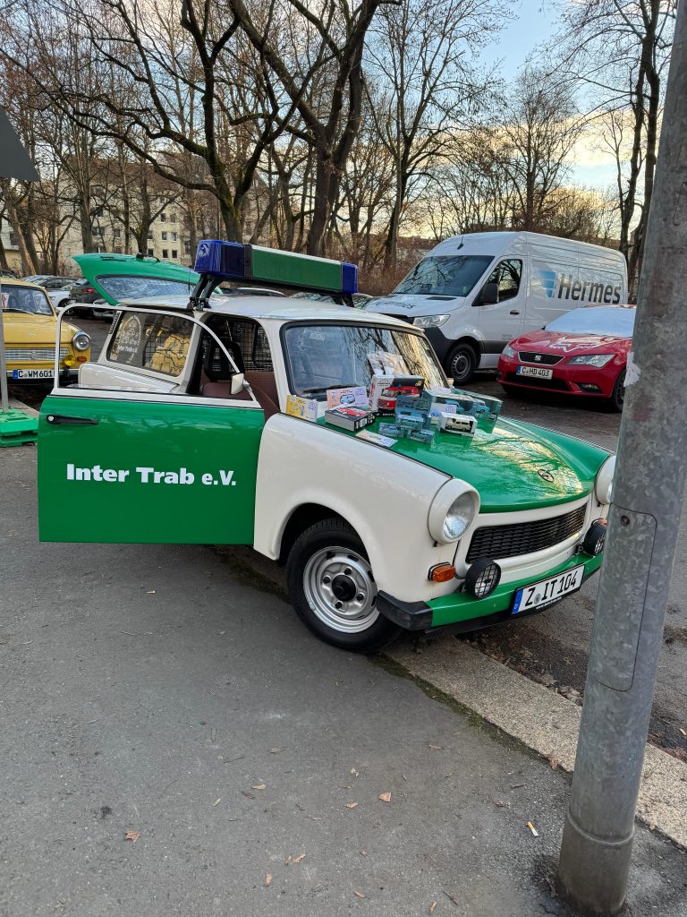 Der Poldi Trabant beim Adventsgeflüster 2025 in Chemnitz