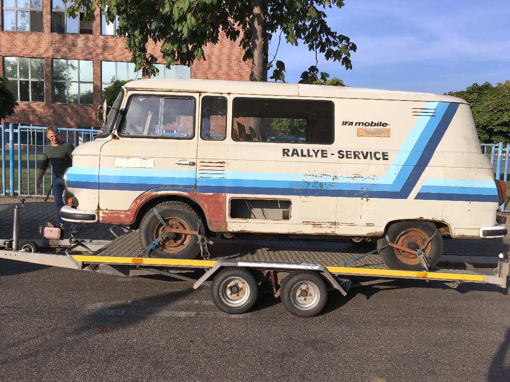 Das Fahrzeug B1000 auf einem Trailer für den Transport.