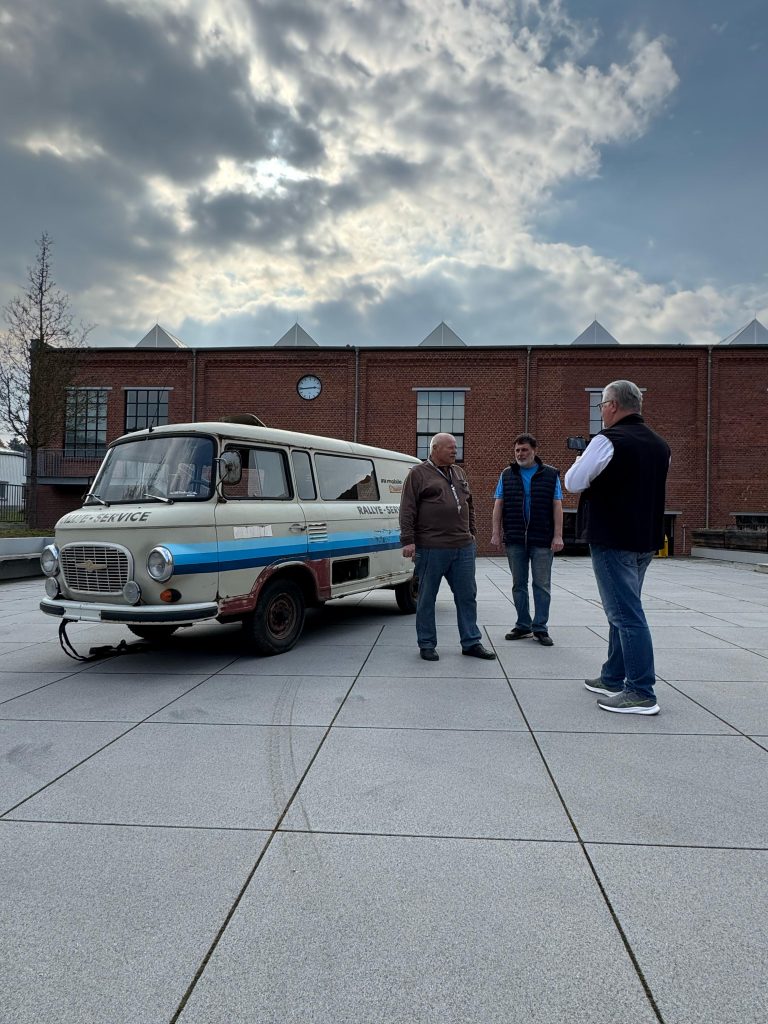 Fahrzeug und Film-Team vor dem August Horch Museum