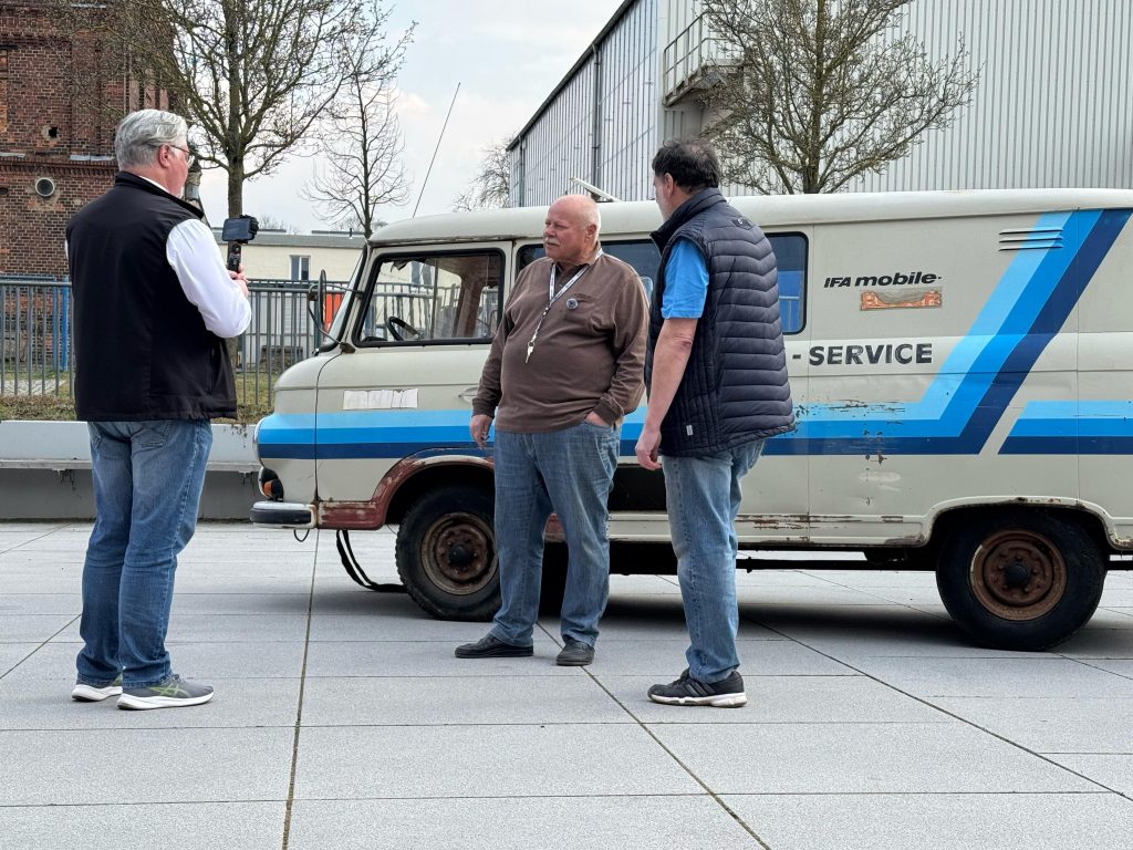 Peter Lorenz und Ralf Gottmann mit dem B1000 vor der Kamera