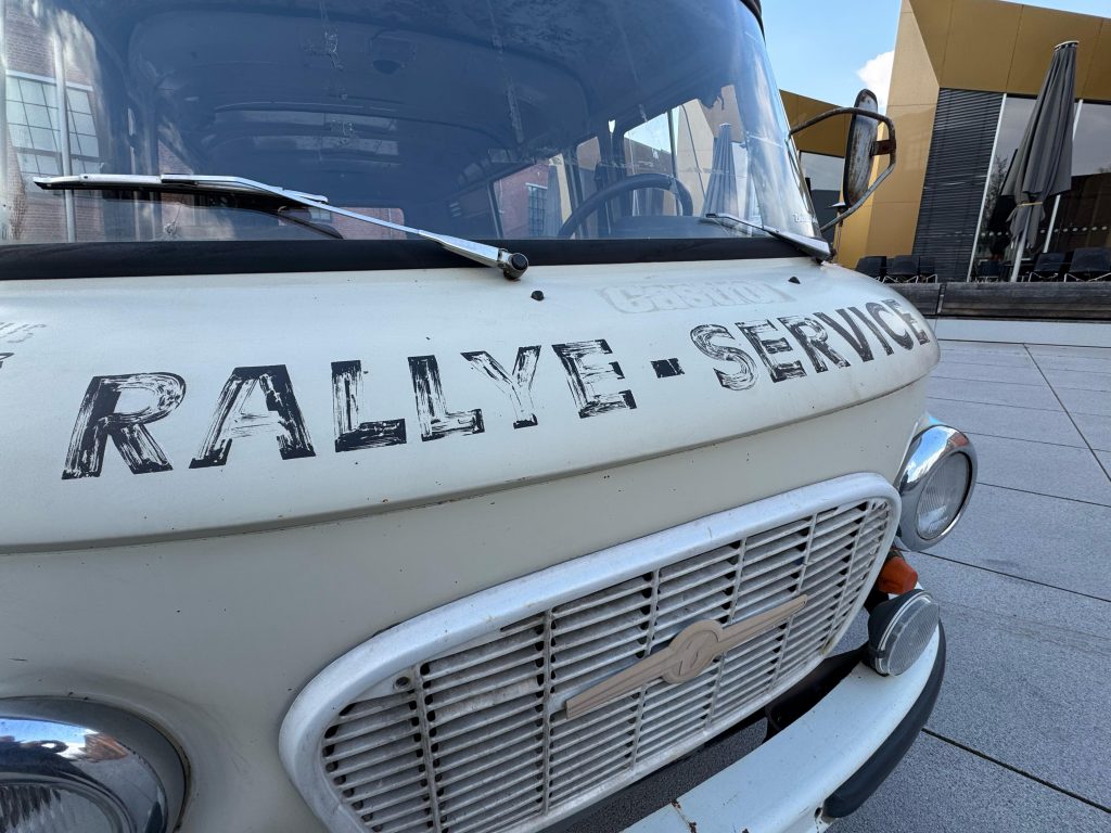 Originaler Fundzustand des Fahrzeugs mit originalen Schriftzügen