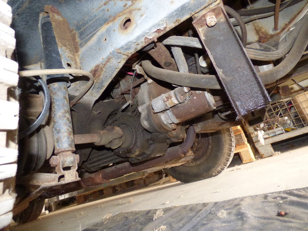 Erkennbarer Rost an Vorderachse und Fahrwerk