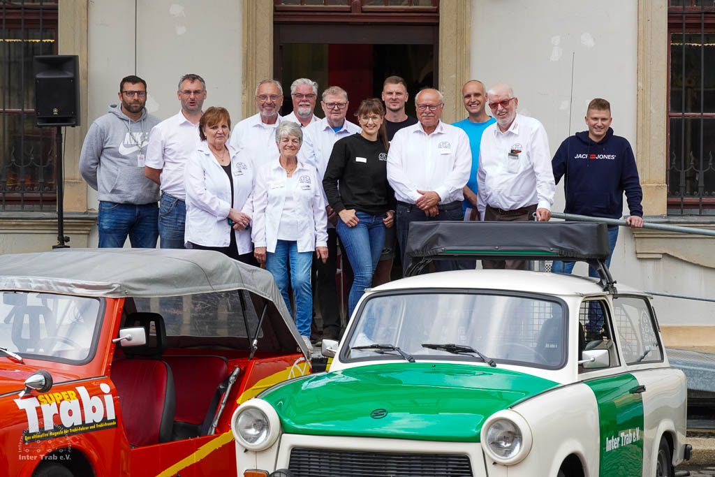 Gruppenfoto mit der Polizei im Vordergrund
