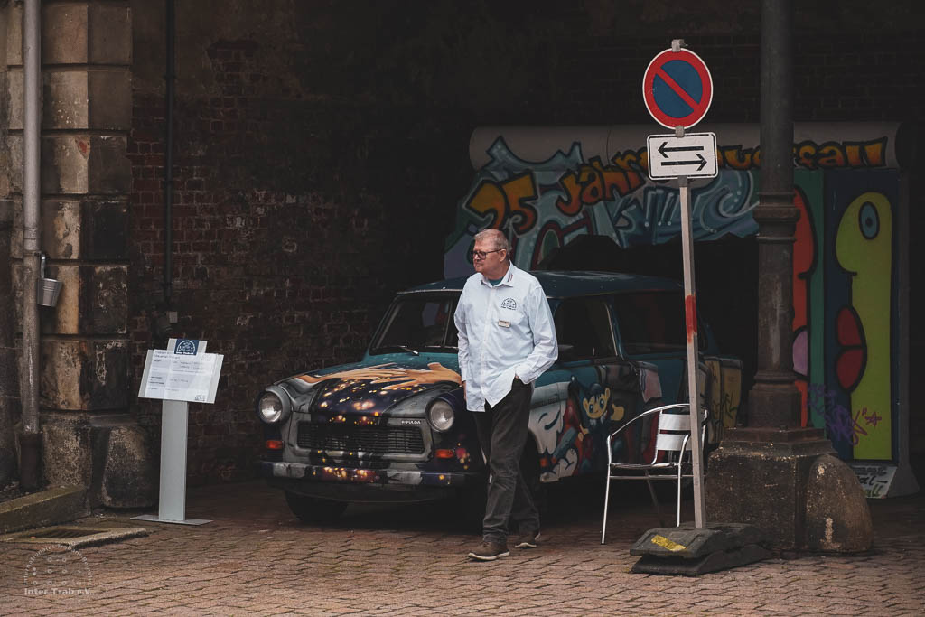 Szenendarstellung des Mauerfall-Trabi