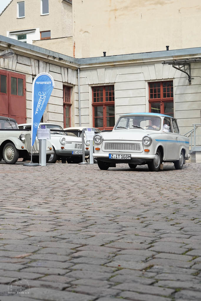 in bester Gesellschaft ist der Hycomat vor den Ausstellungsfahrzeugen