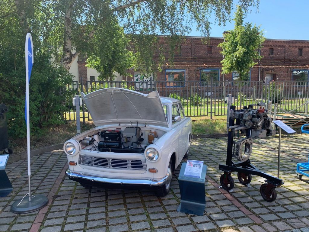 Blick in den Motorraum des Wankel Trabant