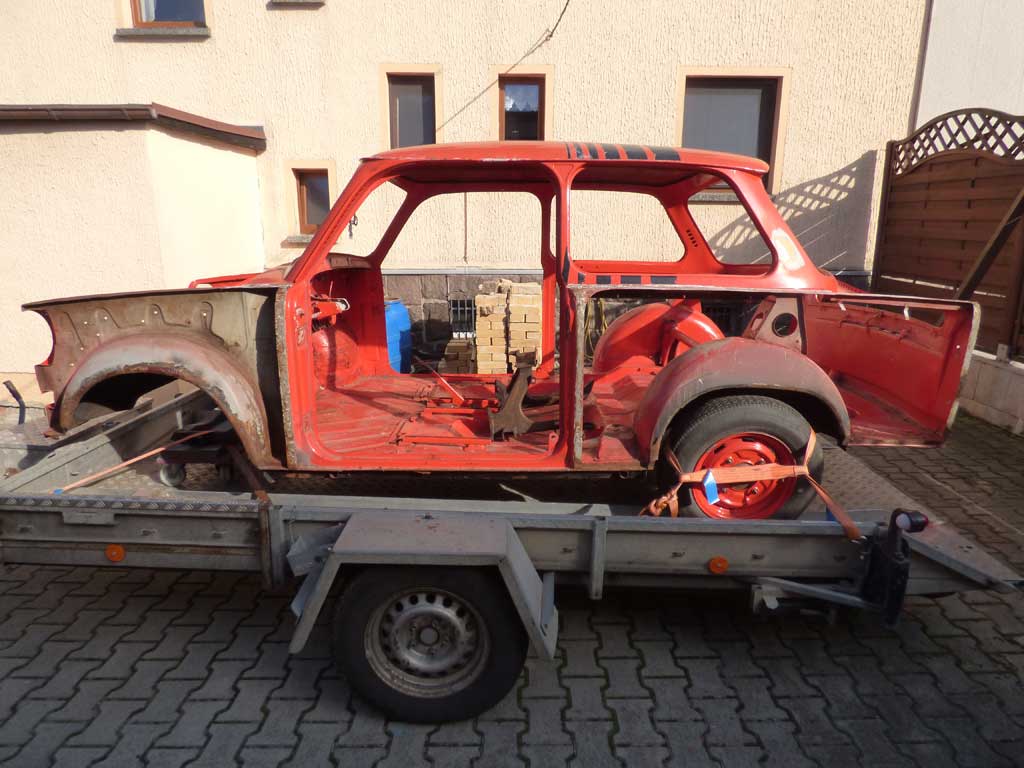 Karosse mit demontierten Verkleidungen auf dem Trailer.