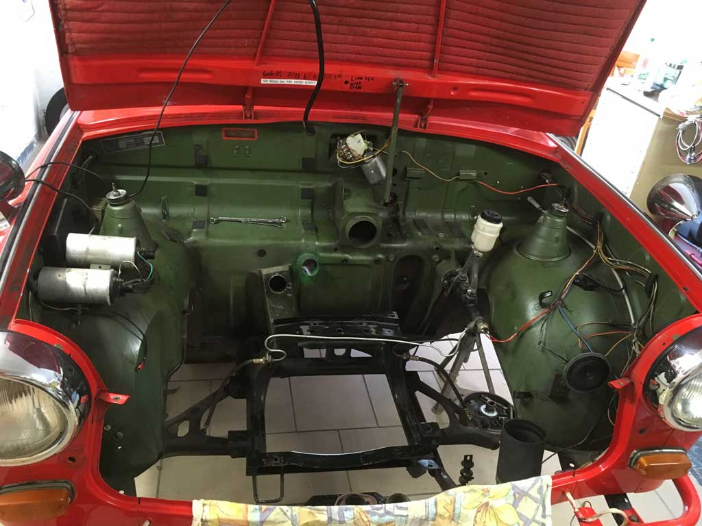Ansicht des Motorraums des Intertrab Forstkübel "Super Trabi" mit vollständig ausgebauten Komponenten.
