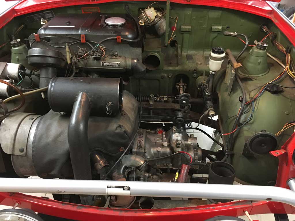 Ansicht des Motorraums des Intertrab Forstkübel "Super Trabi" während der Regenerierung und Einbau der Komponenten.
