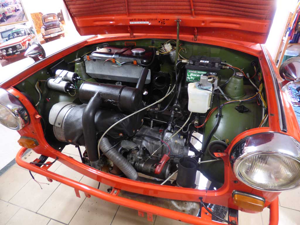 Ansicht des Motorraums des Intertrab Forstkübel "Super Trabi" mit vollständig eingebauten Komponenten.