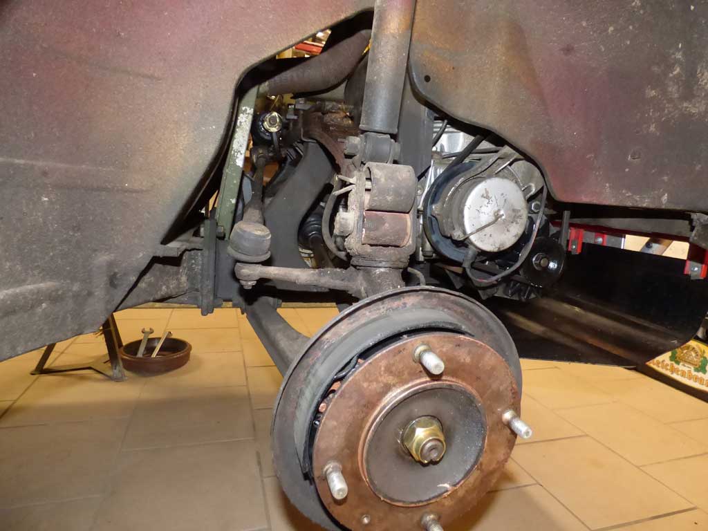 Demontierte Bremstrommel am Vorderrad des Forstkübel während der Regenerierung.