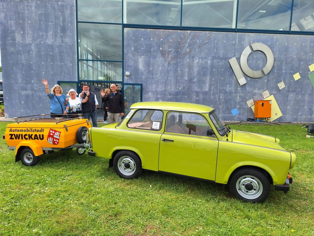 Intertrab mit Fahrzeug und Hänger