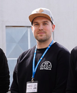 Mathias Schlag
Leiter Qualitätsmanagement. Mitglied in einem Trabant-Rallyscross Team und Besitzer eines Trabant 601 mit Umbau für Rundkurs-Rennen. Zuständig für den Bereich Social Media und Internetseite.