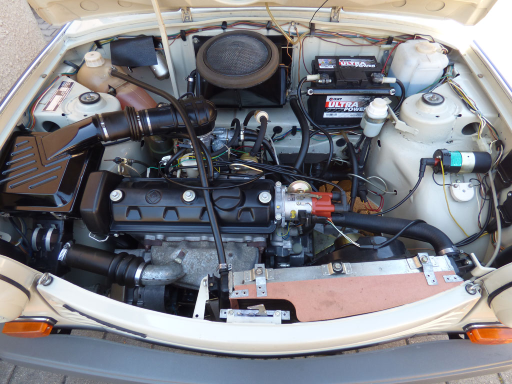 Blick in den Motorrauim des Trabant 1.1 Universal,