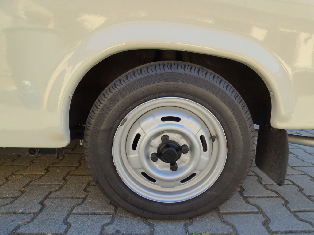 Detailaufnahme der Räder des Trabant 1.1 Universal mit vorhandener Originalbereifung.