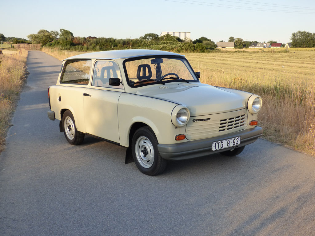 Trabant 1.1 Universal auf einer Straße zwischen Feldern