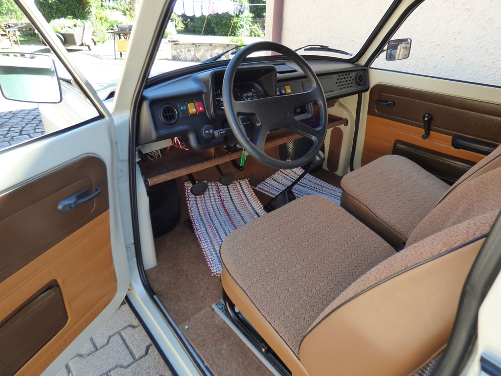 Blick in den Innenraum des Trabant 1.1 Universal durch die Fahrertür.