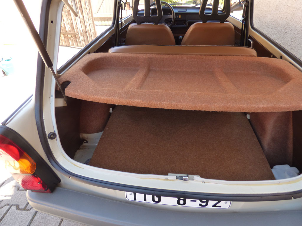 Blick in den Kofferraum bei geöffneter Heckklappe des Trabant 1.1 Universal.