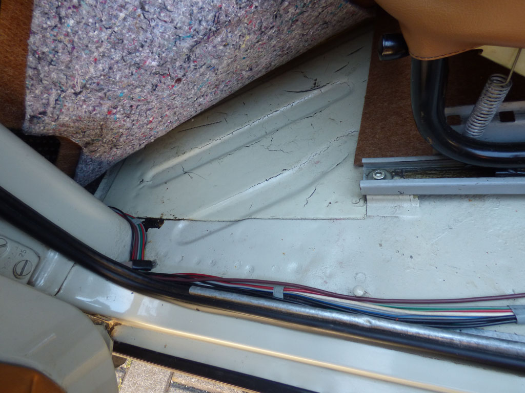 Detailaufnahme des Kofferraumbodens des Trabant 1.1 Universal. Rostfrei.