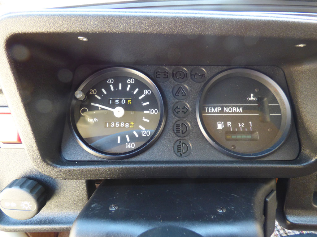 Detailaufnahme des Tachometers sowie weiterer Anzeigen des Trabant 1.1 Universal.