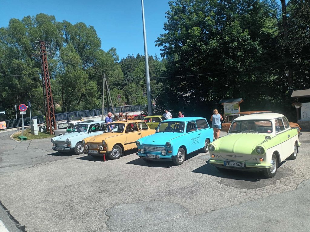 Vereinsfahrzeuge vor der Manufaktur