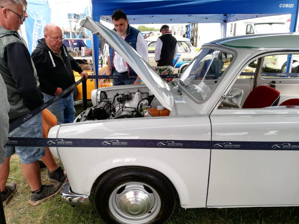 Menschen schauen in den Motorraum vom Wankel-Trabant Felix.