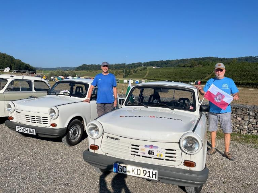 Klaus-Dietmar Hessel und Christian Frankenberger vor ihren Fahrzeugen